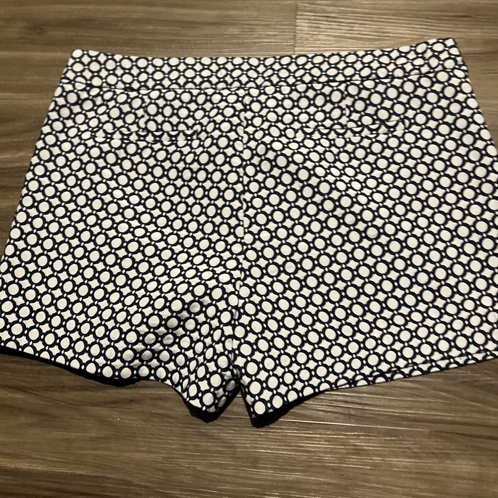 Banana Republic Stylish Navy and White Patterned Women's Shorts - Picture 2 of 2
